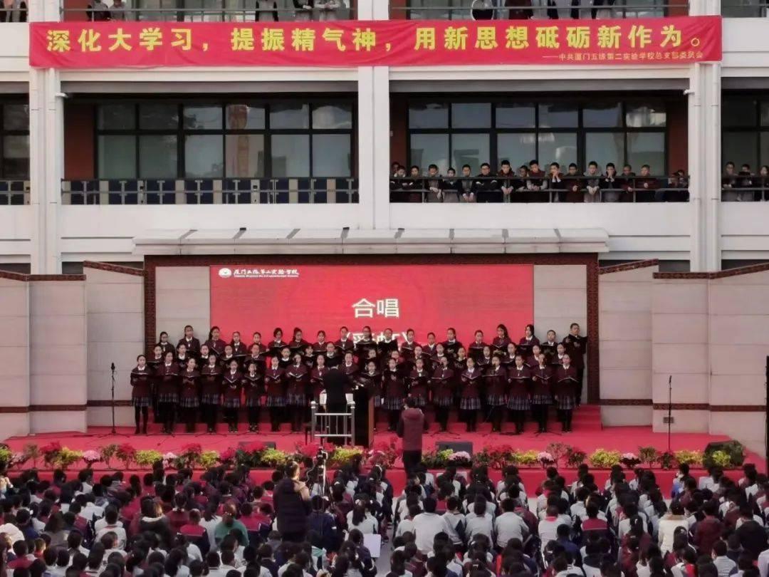 赛博越野旅行车西安街头亮相!不锈钢车身配三电机,还配后轮转向